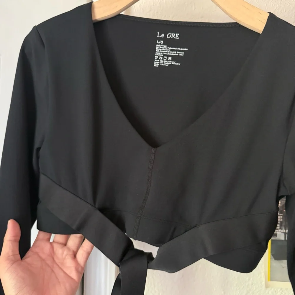 LE ORE black v neck long sleeve belted tie waist‎ cropped top